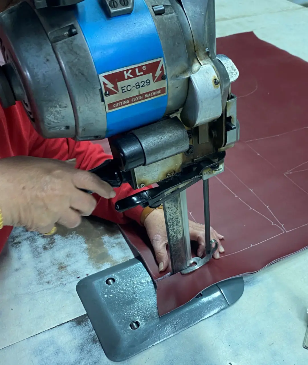 leather cutting spa chair